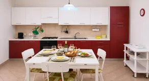 WHITE COAST APARTMENTS - Family Stays and Free Parking - Image 3
