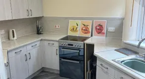 Town Centre House Sleeps 8 with parking - Image 5