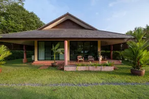 A tropical garden house with a Sala. - Image 4