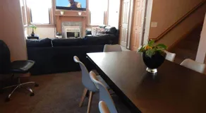 3 Beds, homey, spacious, stadiums, free parking, parks - Image 2