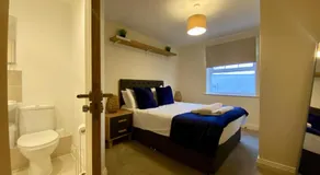 Wokingham Stylish Two Bedroom Apartment - Image 2