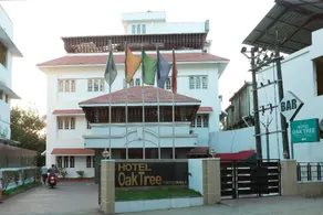 OYO 30173 Hotel Oak Tree - Image 4