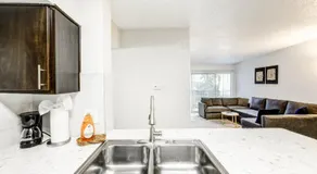 Bright & Stylish 1BR Free WiFi Free Parking - Image 5