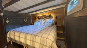 TiNY HOUSE LE CHALET LIT KING SIZE -TERRASSE - PETIT DÉJEUNER-CLIMATISATION -PARKING - Image 2
