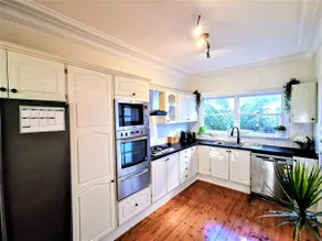 Sydney Meets Miranda, Comfy 4 Bedrooms Corner House - Image 4