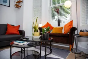3 Beds | Parking | by Airport | Garden | Fast WiFi - Image 2