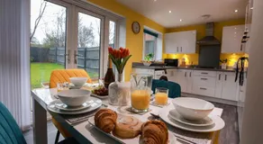 Lovely 3 bedroom house, Sleeps up to 5, 1 comfy double bed, 3 comfy single beds, Suitable for contractors and holiday makers, Quiet area, free wifi, Parking, Garden, - Image 5