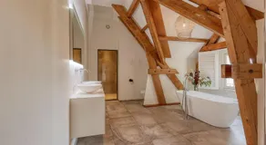 Beautiful luxury apartment close to the beach and city centre - Image 3