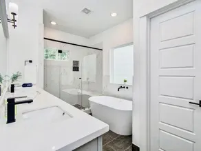 Modern getaway near downtown and airport - Image 2