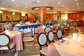 Golden Hotel - Image 5