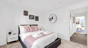 Lovely 3 Bedroom House Short Term Rental & Flexible Renting Limehouse with private parking and garde - Image 2