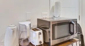 Luxury guest suite in Los Angeles - Image 3