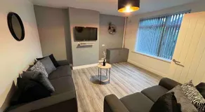 Flaxton-Luxurious Home near NEC, BHX - Image 2