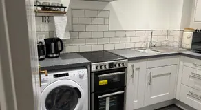 Ground floor apartment, central location with free parking - Image 2