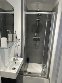 Self-contained en-suite room very close to Wembley stadium - Image 3