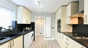 4 Bedroom, 2 bathroom house - Free Parking - Image 2