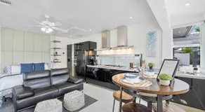Spacious Studio in the Heart of FTL Hot Tub - Image 3