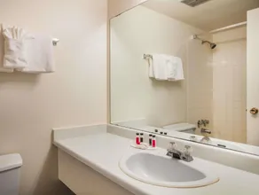 Howard Johnson Hotel by Wyndham Victoria - Image 5