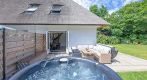 Theislandlife Vakantiehuis met privé jacuzzi en 3 B&B kamers - Image 3