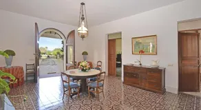 Spacieuse villa entièrement équipée avec terrasse, barbecue et piscine | Vue jardin - Image 2