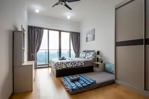 Chic 3BR in Danga Bay with Water Views & Parking - Image 2