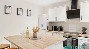 Delightful 3BR Home - Hot Tub - Near Castle, QMC - City Centre & Trent Bridge - Free WiFi & Parking - Sleeps 6 - Image 3