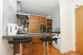 3G Lodge & Lets City Centre Apartment - Image 5