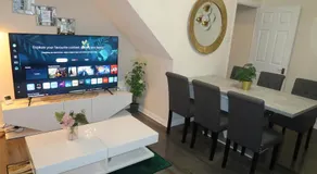 Cozy 3 Bedroom Home with Garden & Free Parking - Milton Keynes - Image 2