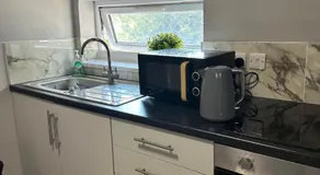 Train Station Cosy 2 Bed Apartments - Free Parking & WiFi - Image 3