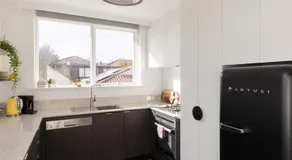 Trendy Elwood Apartment - Image 2