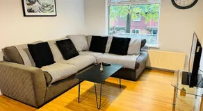 Family Home in Residential Neighbourhood - Image 4
