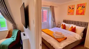 Stylish 1 Bedroom Apartment with Free Parking and Links to London & Essex - Image 2