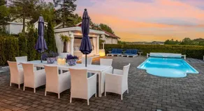 Spacious villa with heated pool and stunning view - Image 3