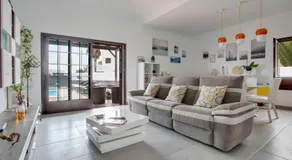 Villa Kodotoma avec vue sur la mer, Wi-Fi haut débit, jardin, terrasses et piscine. - Image 2