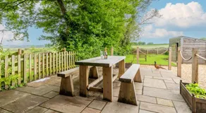 Old Stables, Little Ballthorns Farm - Image 4