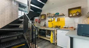 Beautiful Coach House - Image 4