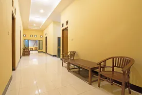 OYO 931 Dara Dewi Homestay - Image 5