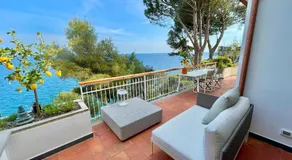 Villa Cokkinis fronte mare con ampio giardino - Image 3