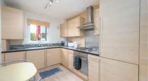 Aberdeen 2BR Flat Near Airport & City Centre - Image 3