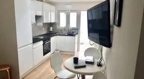 Bright 1 bedroom guest house - Image 3