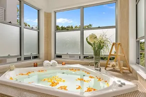 Balmoral House Retreat Pool Spa - Image 3