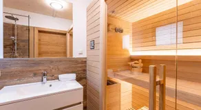 Chalet con jardín y terraza - Image 2