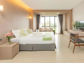 8 Mile Hotel - Image 2