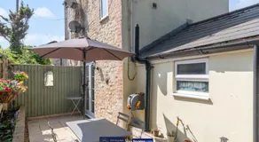Charming 2-BR Cottage in Stonehouse with Courtyard Garden and Log Fire - Image 5