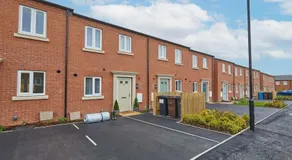 Beautiful brand new 3 bedroom city centre house with garden - Image 5