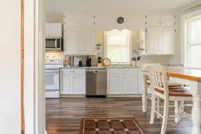 Victorian Home Sleeps 10 Fenced 4BR Full Kitchen Steps2 YCP - Image 2
