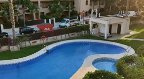 ¡Apartamento en primera línea con terraza y cerca de la piscina comunitaria! - Image 2