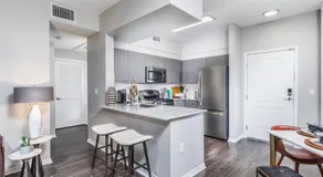 Noho Haven 2 bed Apt with FREE Parking - Image 5