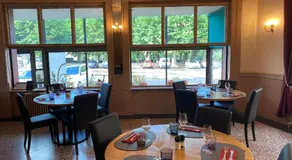 Hôtel-restaurant Les Trois Maures - Image 2