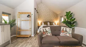 Duck Lodge - Image 2